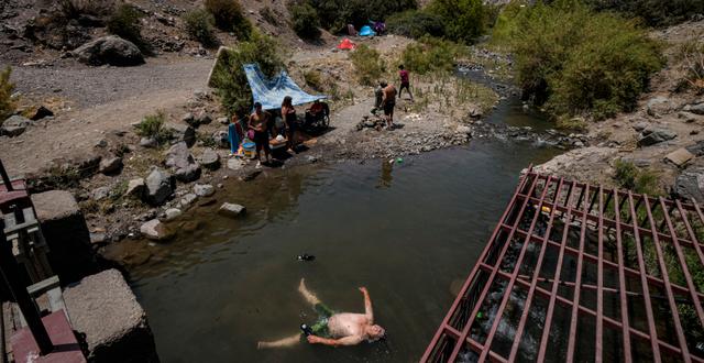 En badplats i den nästan uttorkade Colinafloden nära Santiago, Chile.  Esteban Felix / AP