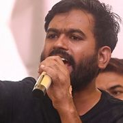 Abhijeet Dipke, grundare av proteströrelsen ”kackerlackspartiet”, talar i New Delhi.