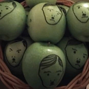 Hitleräpplena, som ska ha placerats utanför Johan Forssells hem.