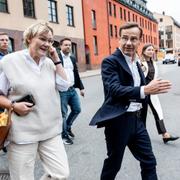 Birgitta Ed och Ulf Kristersson på väg in till SVT:s ”Statsministermötet” den 7 september 2022. 