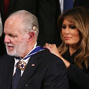 Rush Limbaugh tar emot frihetsmedaljen.