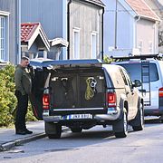 En villa i Enskededalen började brinna, under natten till tisdagen, efter att  brandfarlig vätska slängts mot fasaden. 