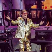 Elton John på Glastonbury Festivalen under söndagskvällen.