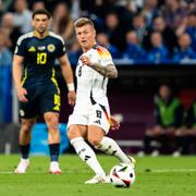 Toni Kroos under öppningsmatchen mot Skottland. 