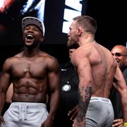 Boxaren Floyd Mayweather och MMA-stjärnan Connor McGregor på invägningen.