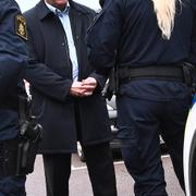 Stefan Löfven träffar poliser i Klippan under sin pågående Sverigeturné.