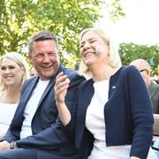 Socialdemokraternas partisekreterare Tobias Baudin och partiledare Magdalena Anderson tar en selfie innan Magdalena Anderssons tal under politikerveckan i Almedalen. 