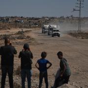 Röda korset-fordon transporterar döda palestinier tillbaka till Gaza. 