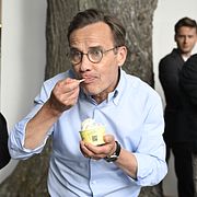 Ulf Kristersson (M) äter glass, arkivbild.