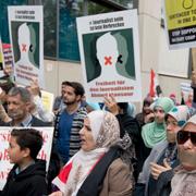 Demonstration till stöd för Ahmed Mansour framför en domstol i Berlin