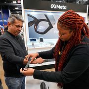 Aamir Ghulamani testar Metas smarta glasögon med hjälp av Sydney Rogers på Best Buy i Dallas, Texas.