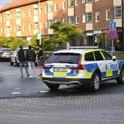 Polisen hittade mannen på marken vid en parkeringsplats i Kristianstad.