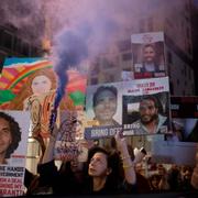 Släktingar till människor som hålls gisslan i Gaza protesterar i Tel Aviv under Antony Blinkens besök. 