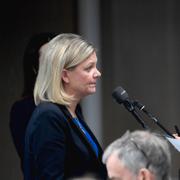 Finansminister Magdalena Andersson (S) intervjuas av journalister efter att presenterat en prognos för det ekonomiska läget under en pressträff i Rosenbad.