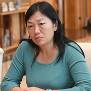 Attacken i St Petersburg den 24 juli och en bild på Wildberries grundare Tatjana Kim från 2024.