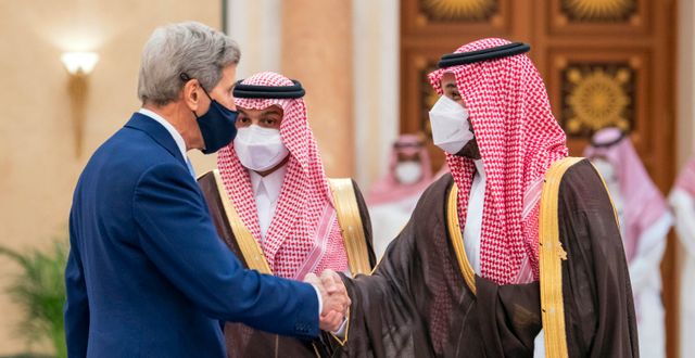 John Kerry och Mohammed bin Salman på ett möte om ”gröna initiativ” i Saudiarabien, 25 oktober. Bandar Aljaloud / TT NYHETSBYRÅN