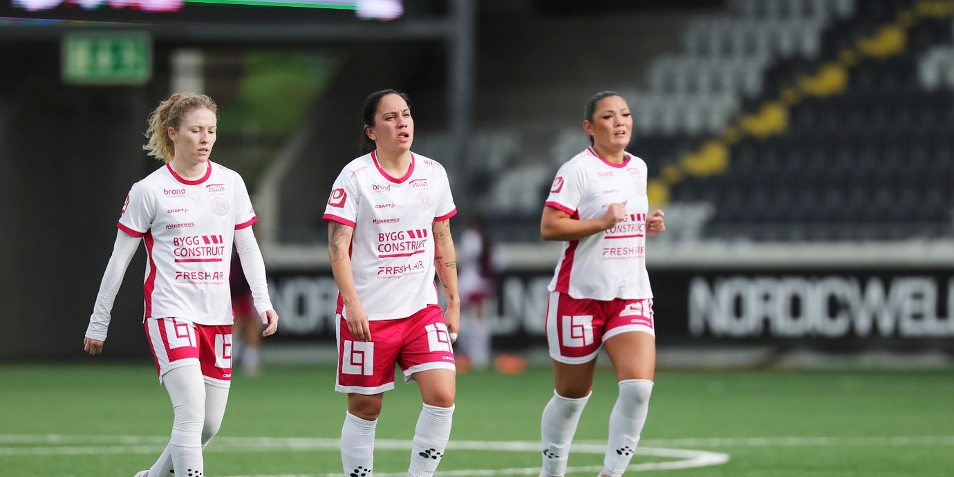 Uppsalas Nicole Robertson, Michelle Rojas Flores och Amelia Olofsson under en match mot Häcken tidigare i oktober.