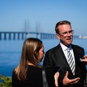 Andreas Carlson, infrastruktur- och bostadsminister intervjuas i samband med Öresundsbrons 25-årsjubileum. 