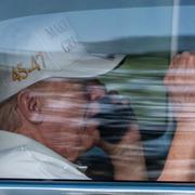 Donald Trump på telefon vid Trump National Golf Club, i april 2025.