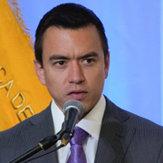 Ecuadors president Daniel Noboa och en bild från fritagningen som regeringen delat på sociala medier. 