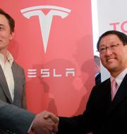 Tesla-grundaren Elon Musk. Toyotas koncernchef Akio Toyoda. Arkivbild. Paul Sakuma / Ap