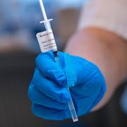 En spruta med Covid-19 vaccin ampull från Moderna på SUS Vaccinationscentral i Malmö. 