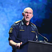 Biträdande rikspolischef Stefan Hector talar under antivåldsgalan ”Det Räcker!” på 3Arena i Stockholm på lördagen.
