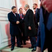 Kinas president Xi Jinping skakar hand med Rysslands president Vladimir Putin under sitt besök i Moskva. Pavel Byrkin / AP