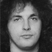 Paul Mario Day. Till höger en bild från en av Iron Maidens spelningar i Sverige. 