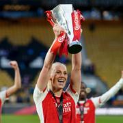 Arsenals Stina Blackstenius lyfter bucklan.