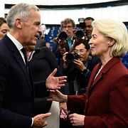 Mark Carney i samspråk med Ursula von der Leyen efter kanadensarens tal i Strasbourg den 17 september.