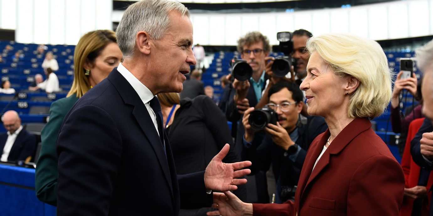 Mark Carney i samspråk med Ursula von der Leyen efter kanadensarens tal i Strasbourg den 17 september.