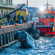 Räddningstjänsten drar upp Teslan ur Oslofjorden.