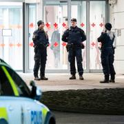 Poliser vid brottsplatsen.