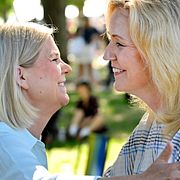Socialdemokraternas partiledare Magdalena Andersson och Centerpartiets partiledare partiledare Elisabeth Thand Ringqvist under Almedalsveckan.