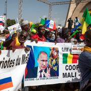 Malier demonstrerar för Ryssland och mot Frankrike i Bamako 2020. På banderollen står det ”Putin, vägen till framtiden”. 