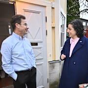 tatsminister Ulf Kristersson (M) hälsar Simona Mohamsson (L) välkommen till huset i Strängnäs i december. 
