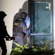 Polisen på plats efter en explosion i Limhamn i Malmö under natten till måndagen. 