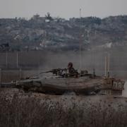Israelisk stridsvagn vid Gazas gräns.