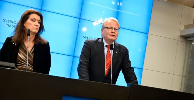 Utrikesminister Ann Linde (S) och försvarsminister Peter Hultqvist (S) Pontus Lundahl / TT