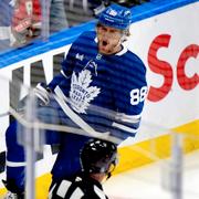 William Nylander jublar efter ett av sina mål.