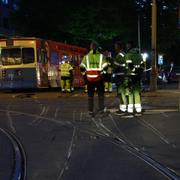 En spårvagn har spårat ur och kraschat i en byggnad på Avenyn i Göteborg