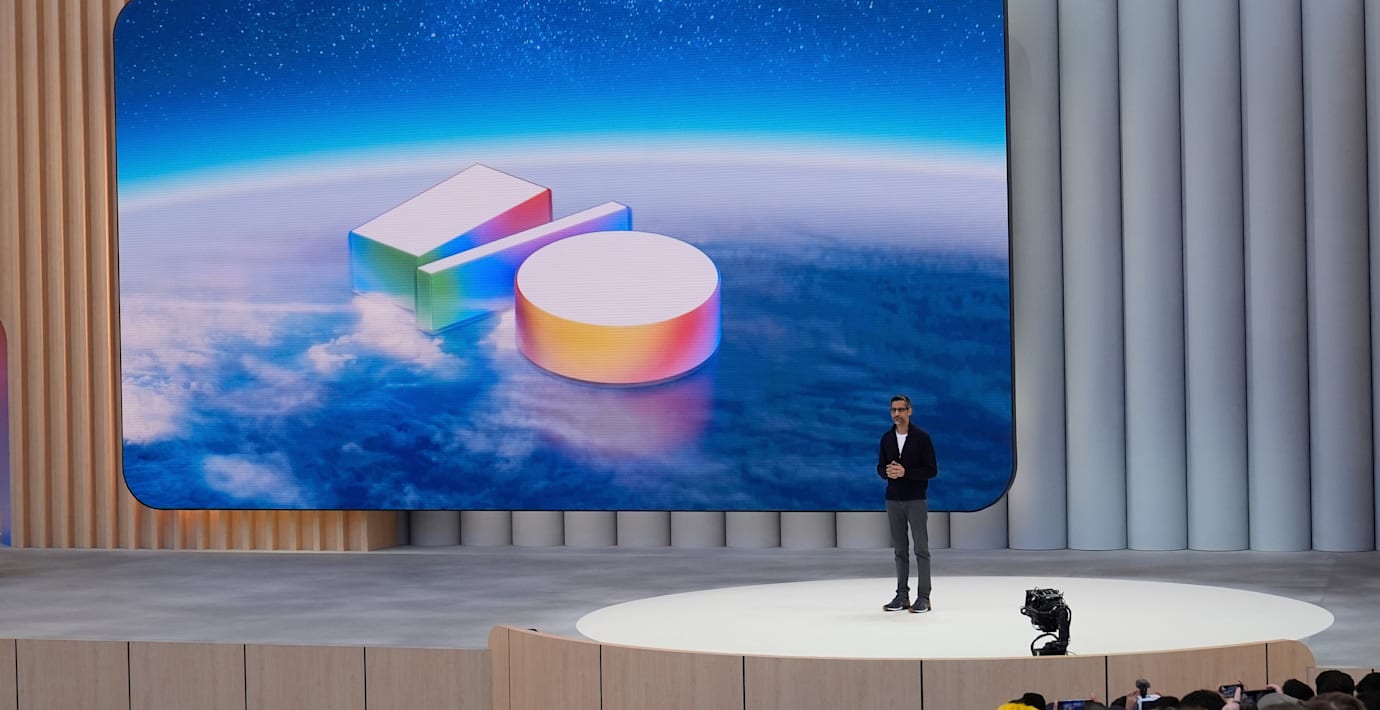 Sundar Pichai på scen. 