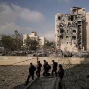 Israelisk polis inspekterar ett område i Beersheba som träffades av iranska robotar.