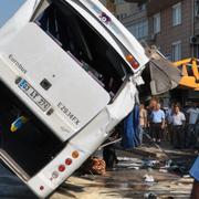 Turistbussen bärgas från olycksplatsen.