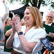 Annie Lööf såg på när C-ledaren Elisabeth Thand Ringqvist talade under Almedalsveckan i somras.