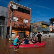 Boende evakueras från Porto Alegre i Brasilien. 