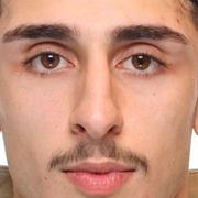Polisinsats i norska Strømmen efter en av de granatattacker som Ali Namdar tros ha beordrat i landet. Till höger Namdar själv.
