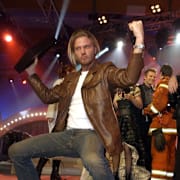 Låtskrivaren Pontus Assarson och Friends jublar efter att de gått vidare i den fjärde deltävlingen av melodifestivalen i Falun 2002. 