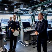Fartygskapten Nicolas Guiraud och Frankrikes ambassadör Thierry Carlier på Frankrikes fregatt ”Amiral Ronarc’h” som Naval Group visade upp i Göteborg i februari. Regeringen har nu beslutat att gå vidare med Naval Group som tillverkare för de fregatter som Sverige ska beställa.